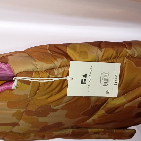 Free Assembly Women's Oversized Puffer Vest XXL Camouflaged Brown Pink interior - Picture 6 of 12